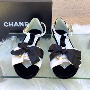 CHANEL White Black Bow Accent Sandals
